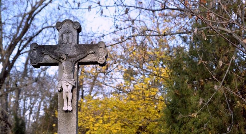 Jó hír: egyelőre nyitva maradnak a temetők kiskapui