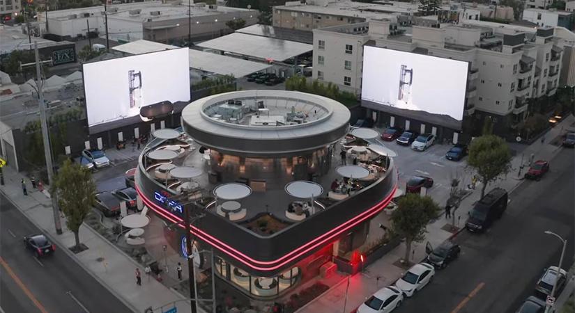 Filmnézés és robotpincér várja a vendégeket – Elkészült a Tesla retró-futurista autósétterme
