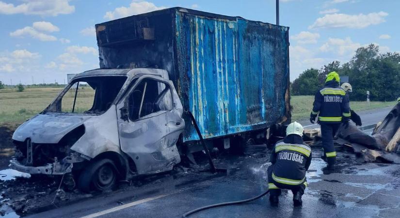 Teljesen kiégett egy kisteherautó a 86-os főúton ( helyszíni fotók)