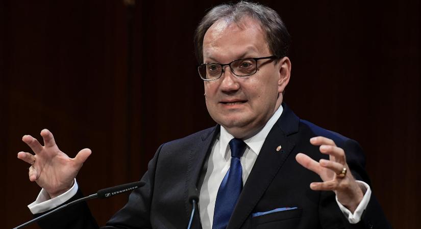 Hoppál Péter elismerte, hogy kicsit egyoldalúnak tűnhetett az örmények elűzését felszabadításnak nevező posztja, de azért öntött még egy kis olajat a tűzre