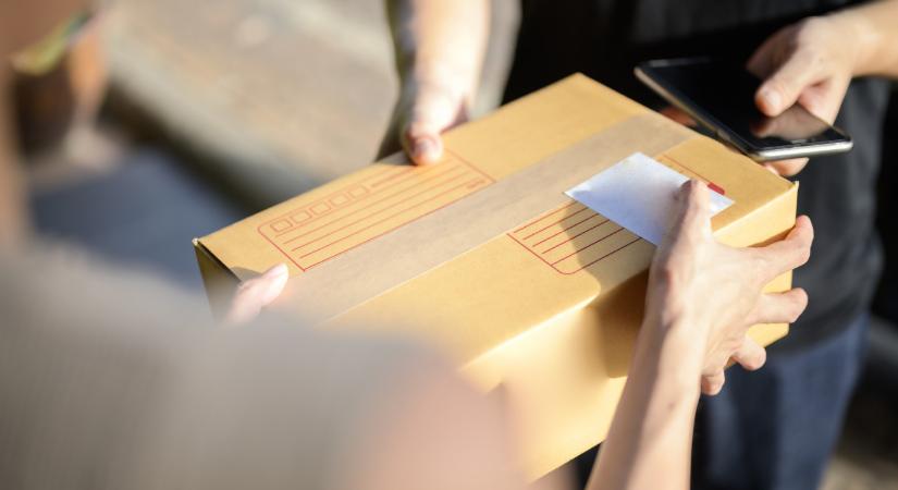 Vigyázat, újabb trükk terjed: csomagokkal vadásznak a nyugdíjasok pénzére
