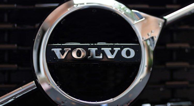 Vezetéknélküli töltéssel kísérletezik a Volvo elektromos autóflottája Svédországban