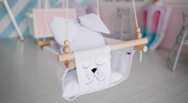 Mozgásfejlődés játékosan – mire jó a babahinta az első hónapoktól?